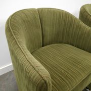 Chaises de cocktail vertes avec des roues chromées.