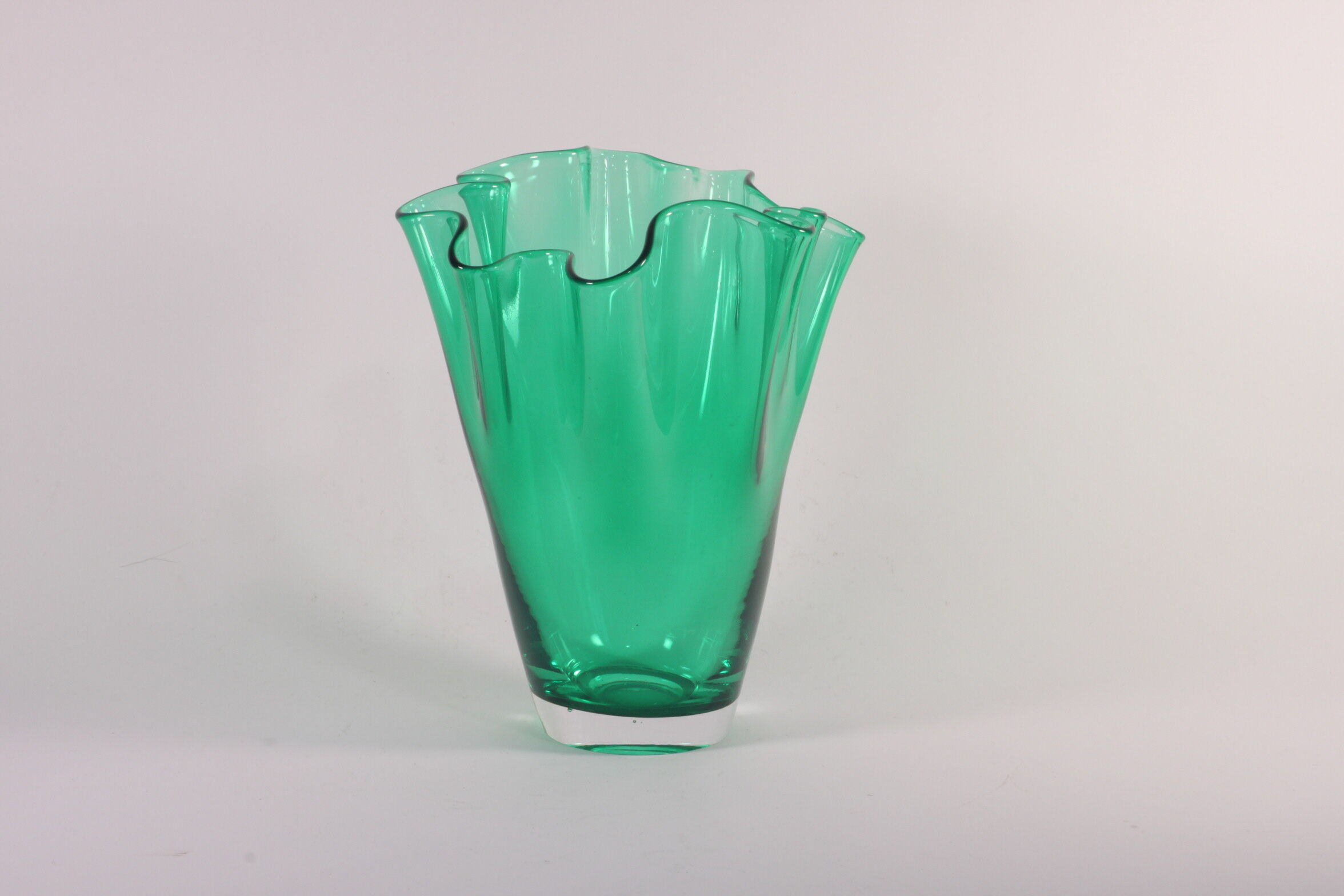 Vase fazzoletto en verre vert ou vase mouchoir, années 1950.