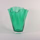 Vase fazzoletto en verre vert ou vase mouchoir, années 1950.