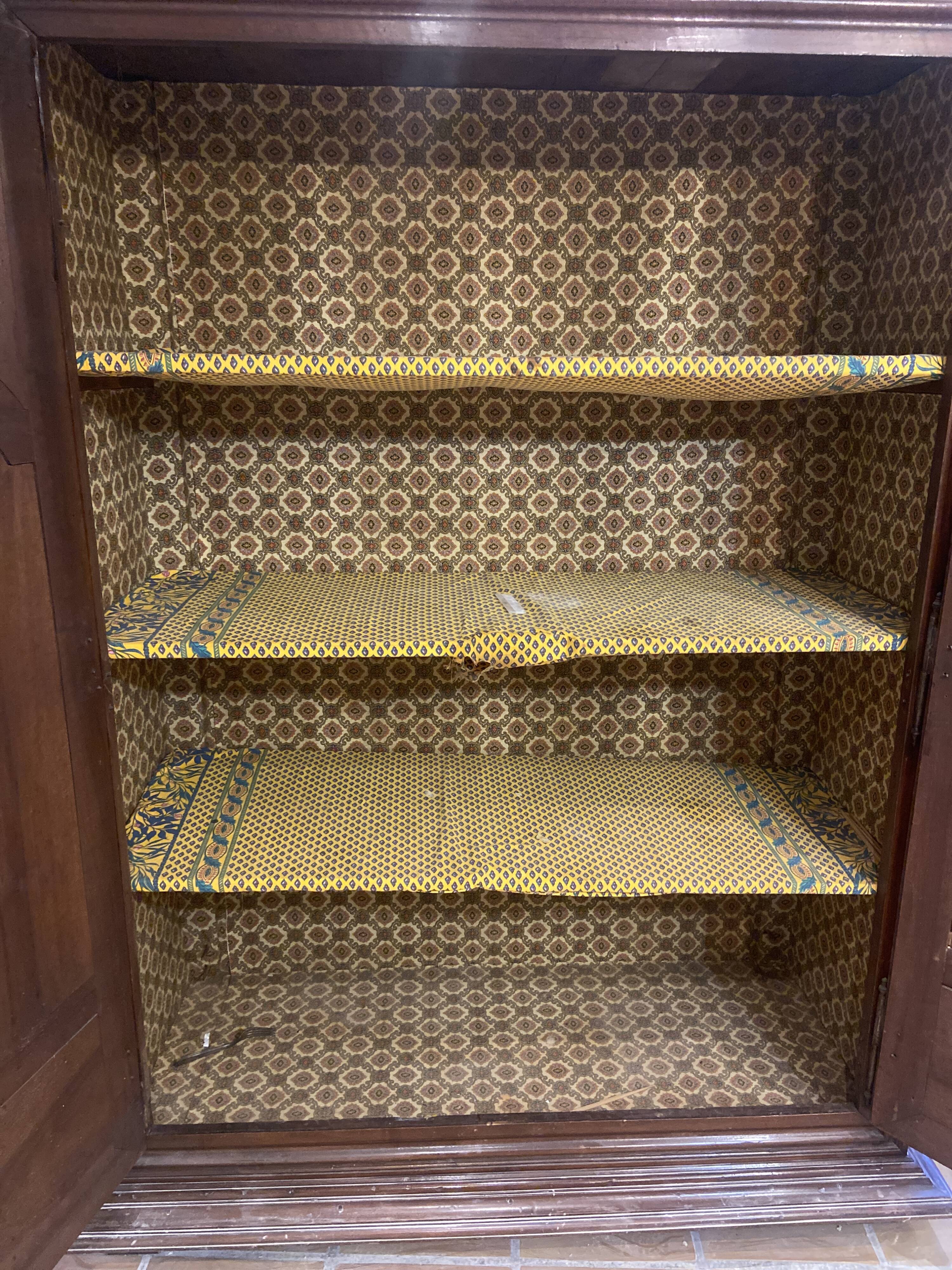 Grande armoire lingère de style Louis XIV en bois massif – XIXe siècle