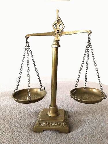 Petite balance à plateaux en laiton pour déco