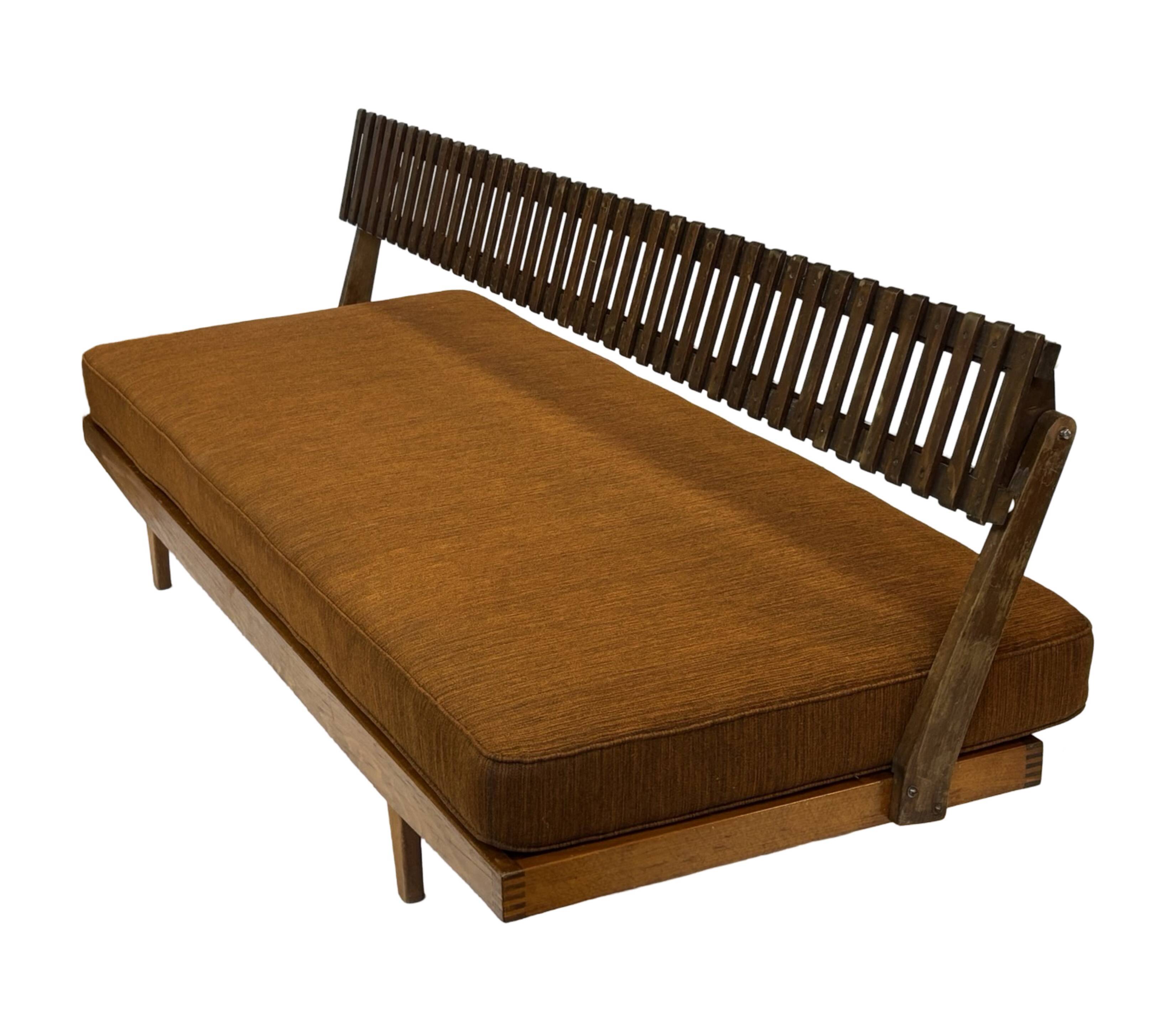 Mid-century daybed with removable backrest in oak 50's design