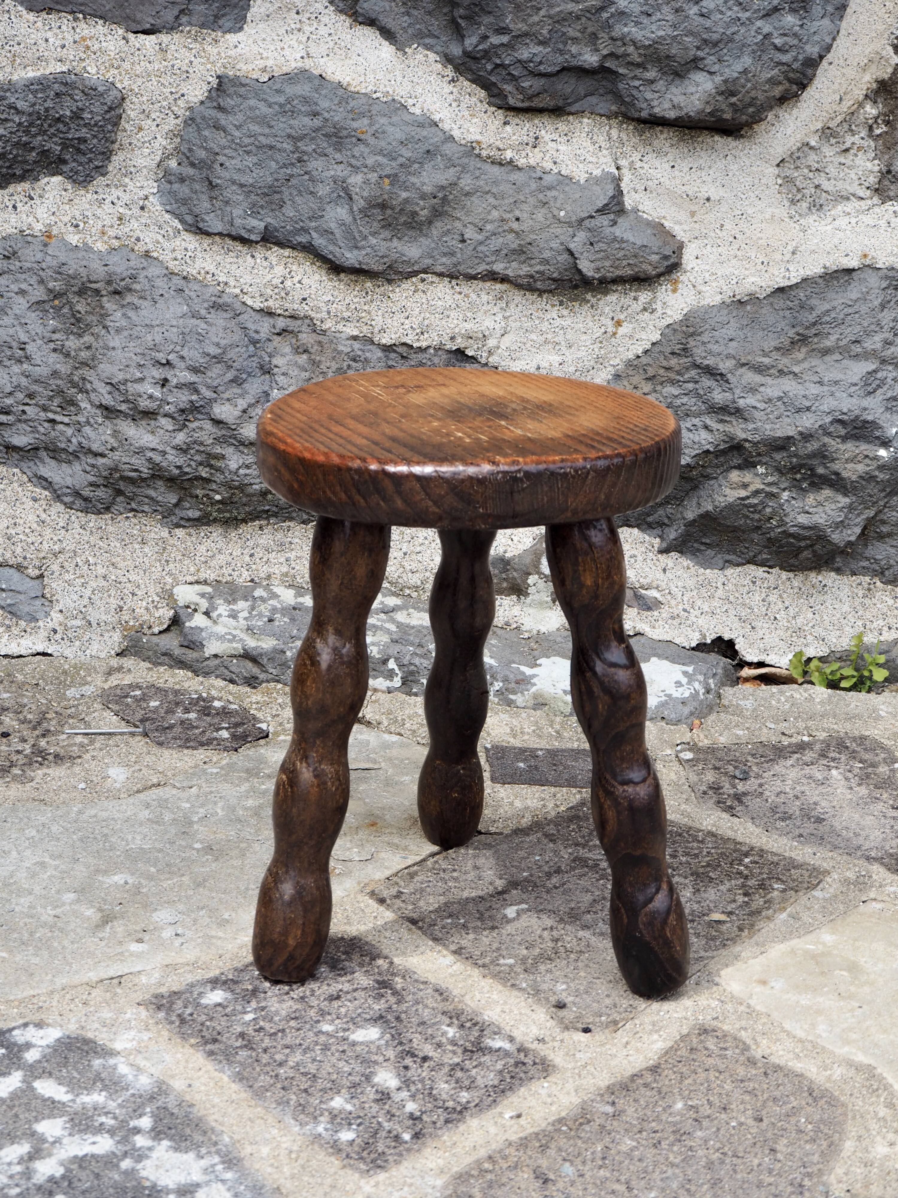 Tripod stool with spool legs
