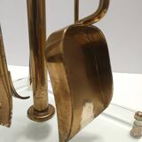 Ensemble d'ustensiles de cheminée en laiton, fer et verre épais, attribué à Fontana Arte
