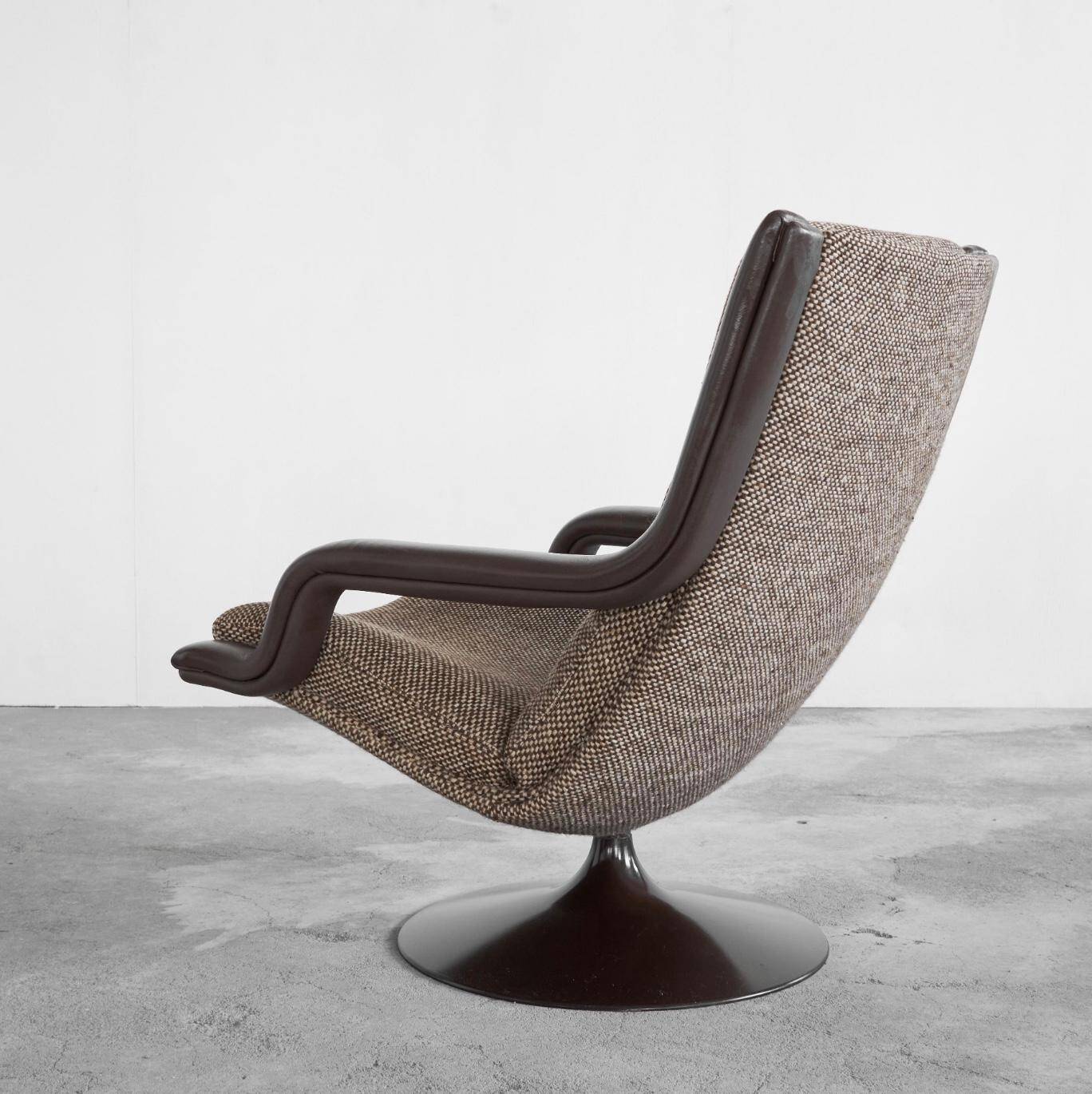 Geoffrey Harcourt, pair of F152 lounge chairs with ottoman for Artifort, 1975.