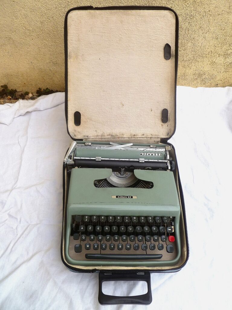 Typewriter Olivetti Lettera 22