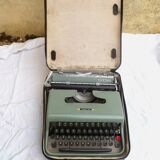 Typewriter Olivetti Lettera 22