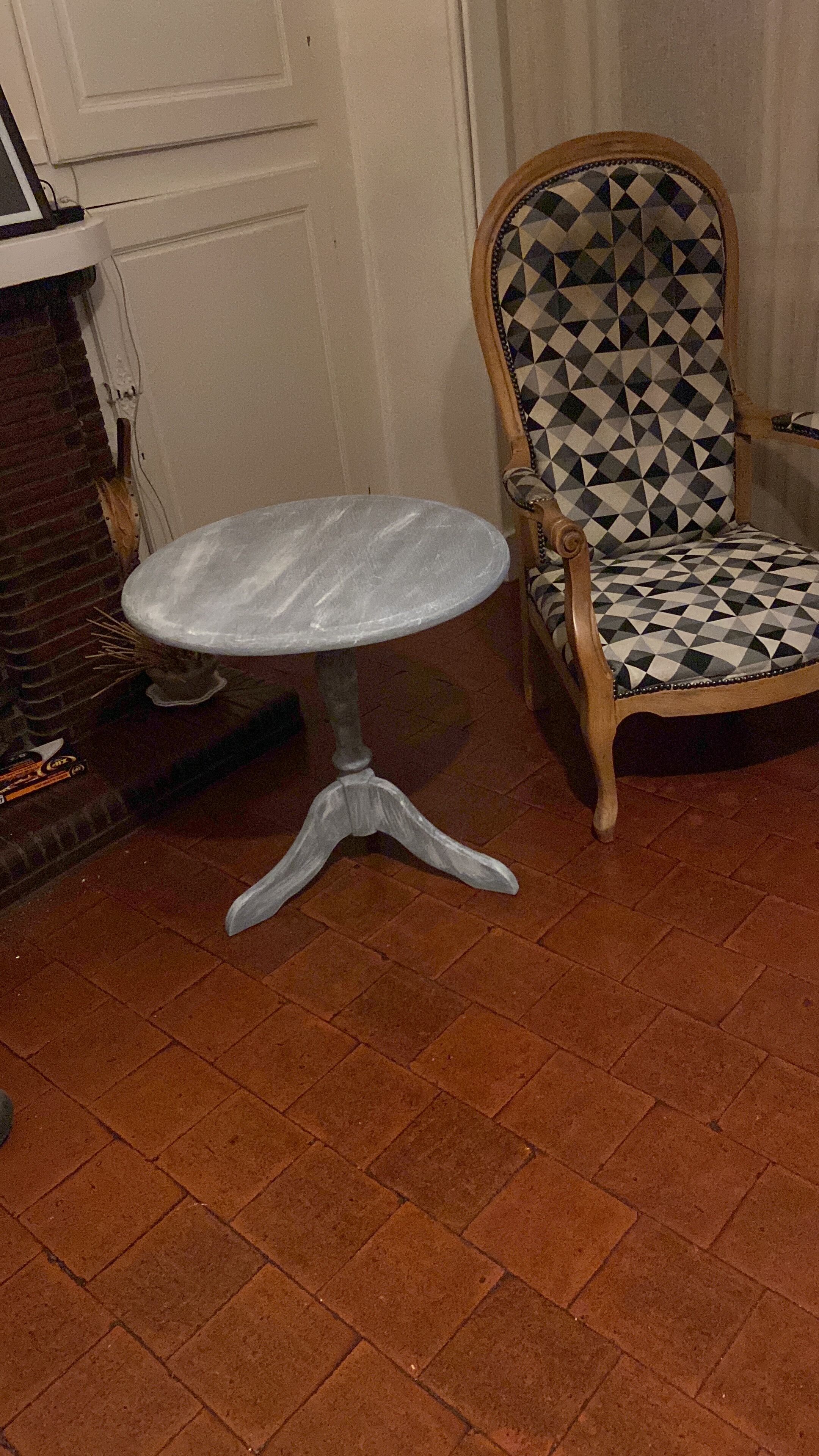 Patinated wooden pedestal table