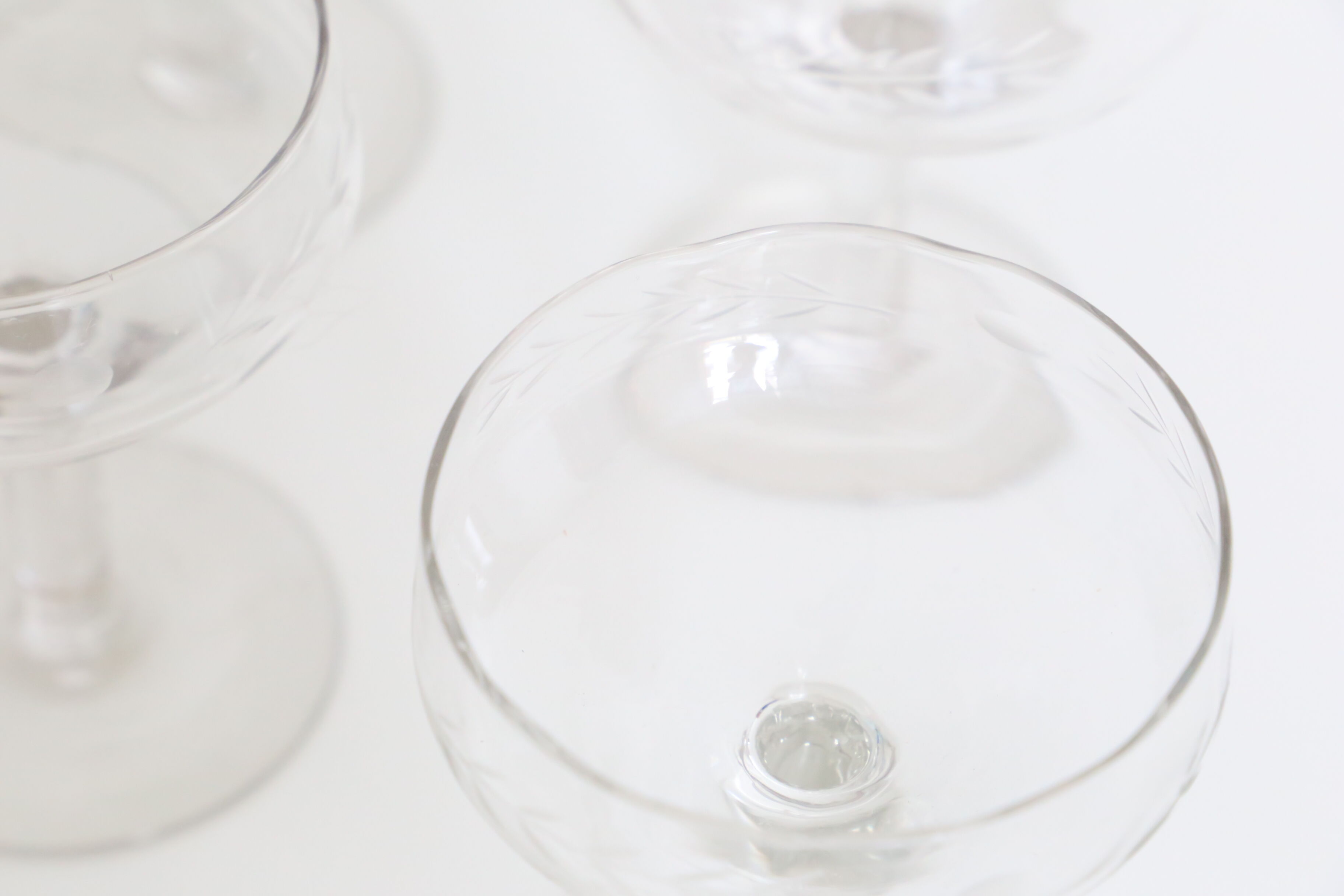 Set of 5 chiseled glass champagne cups