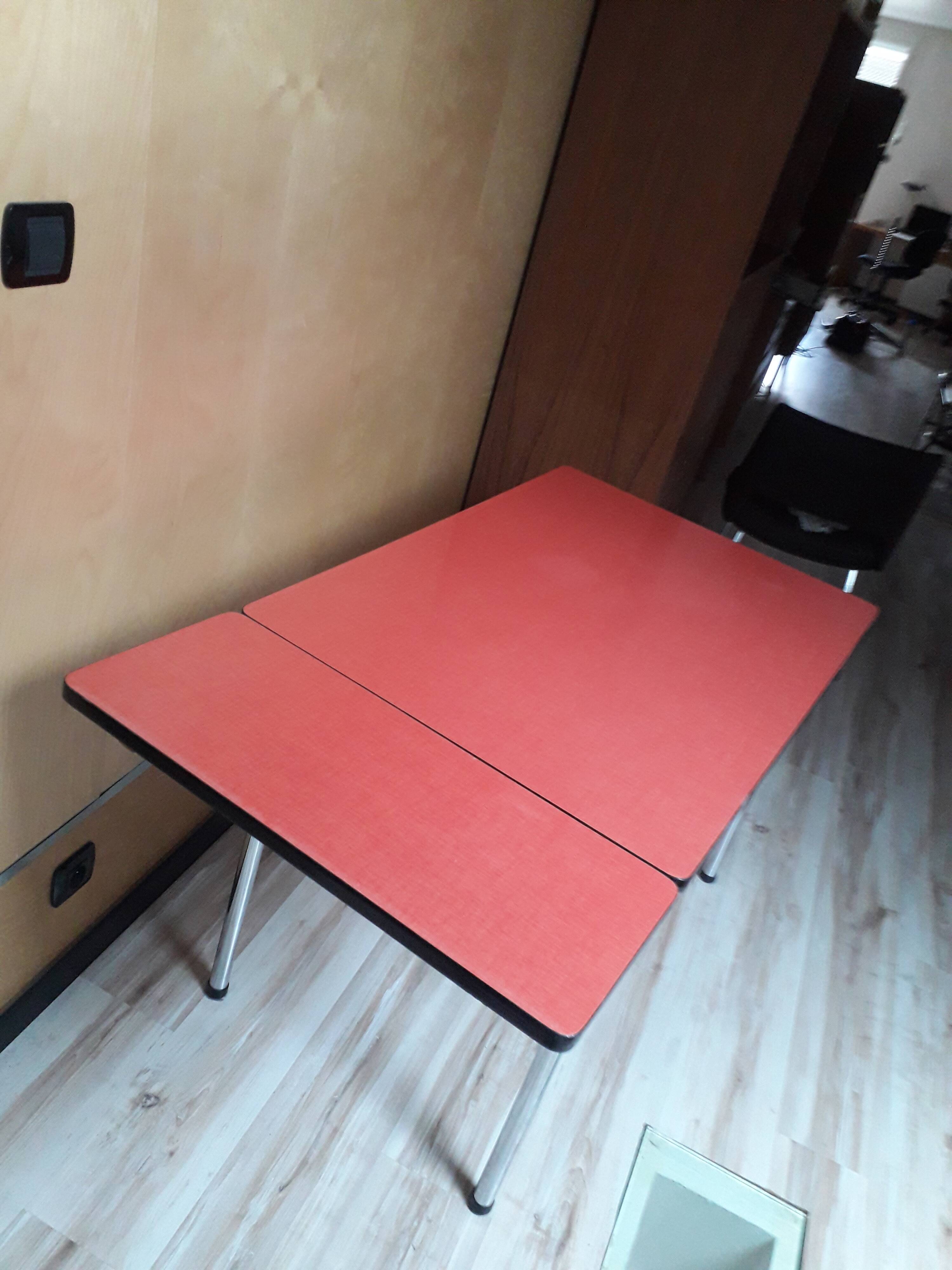 Table en formica rouge vintage