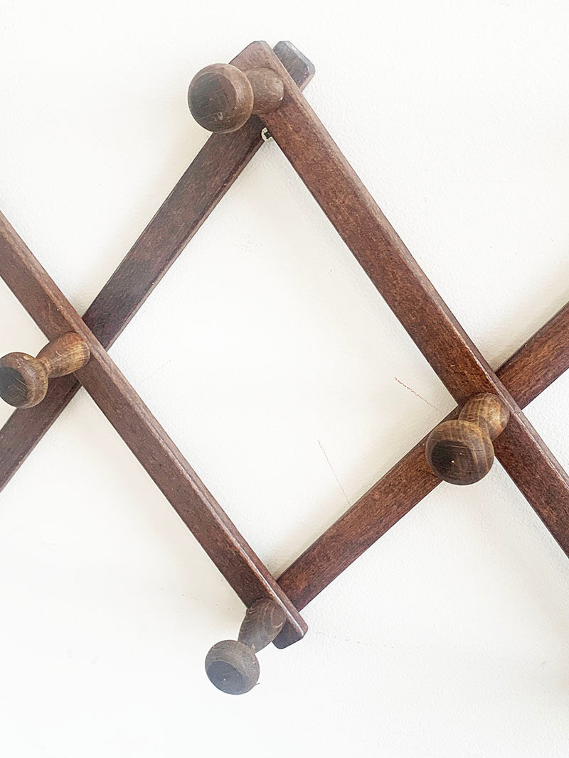 Extendable coat rack