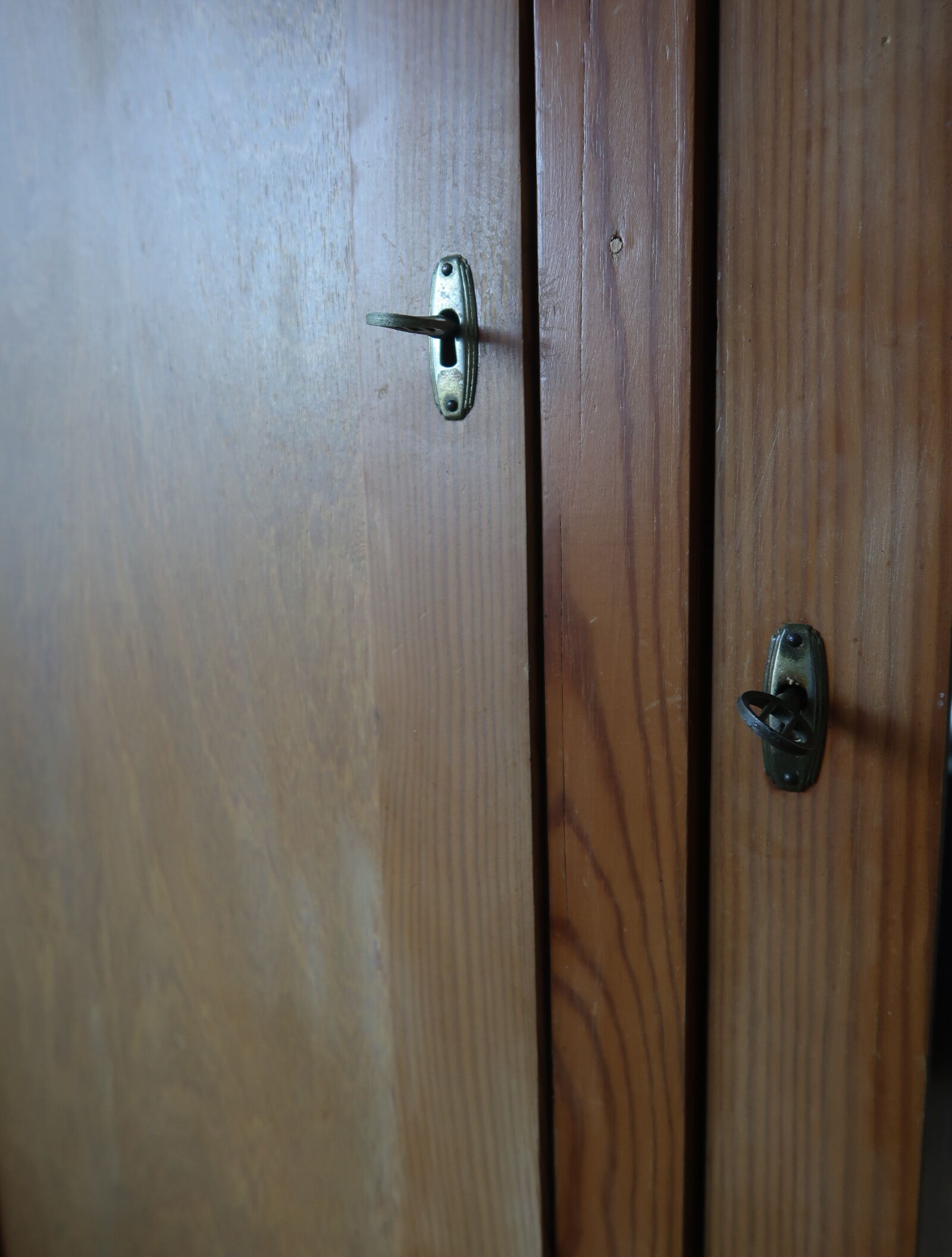 Armoire pieds compas