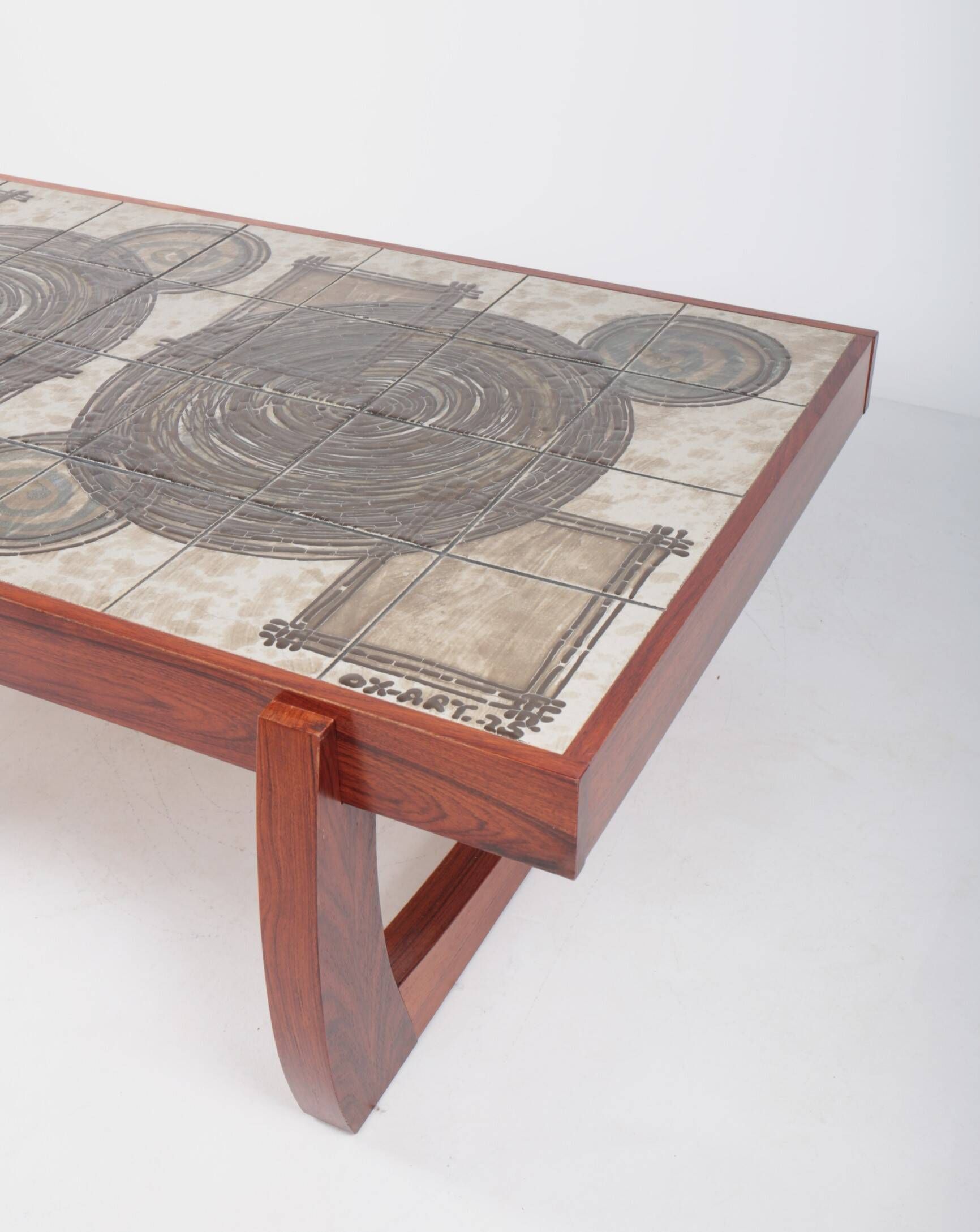 Table basse danoise en palissandre et céramique signée "Ox Art"