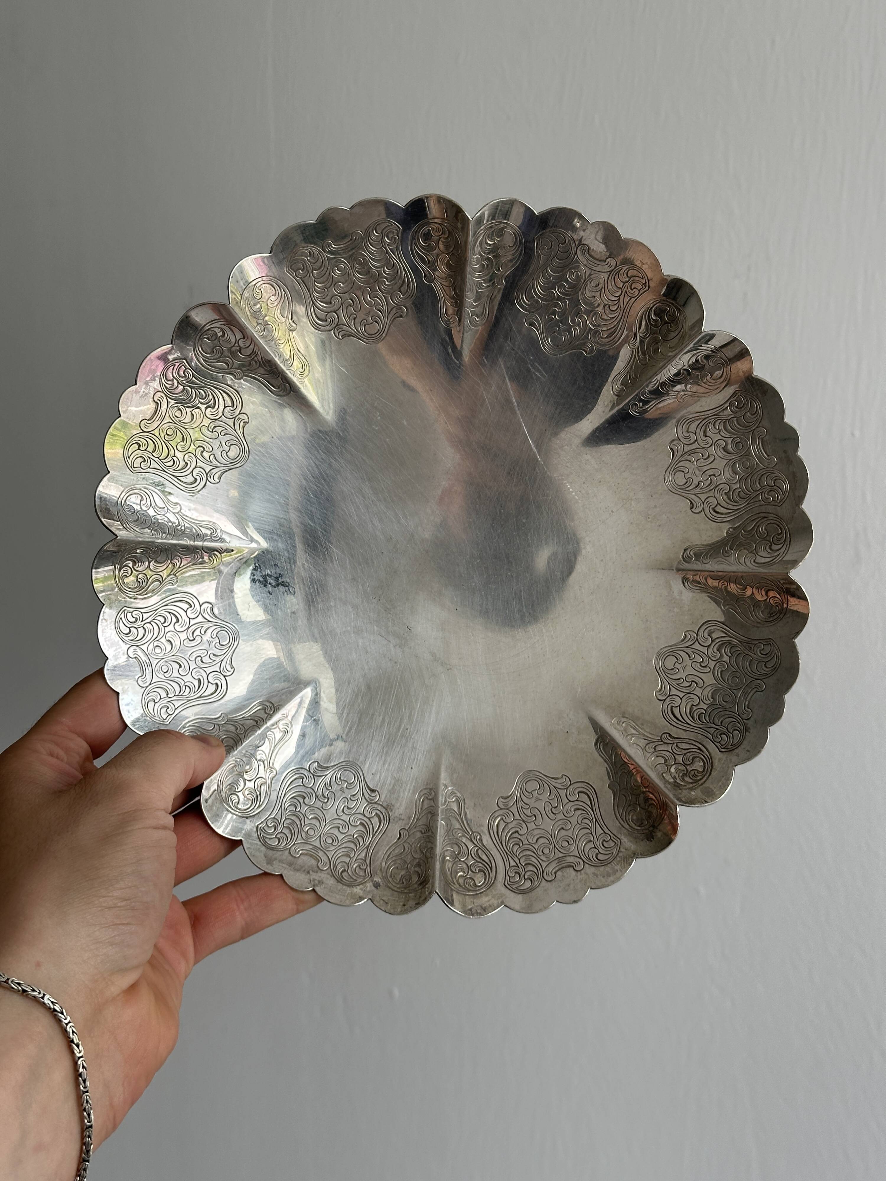 Lightweight metal cup on legs