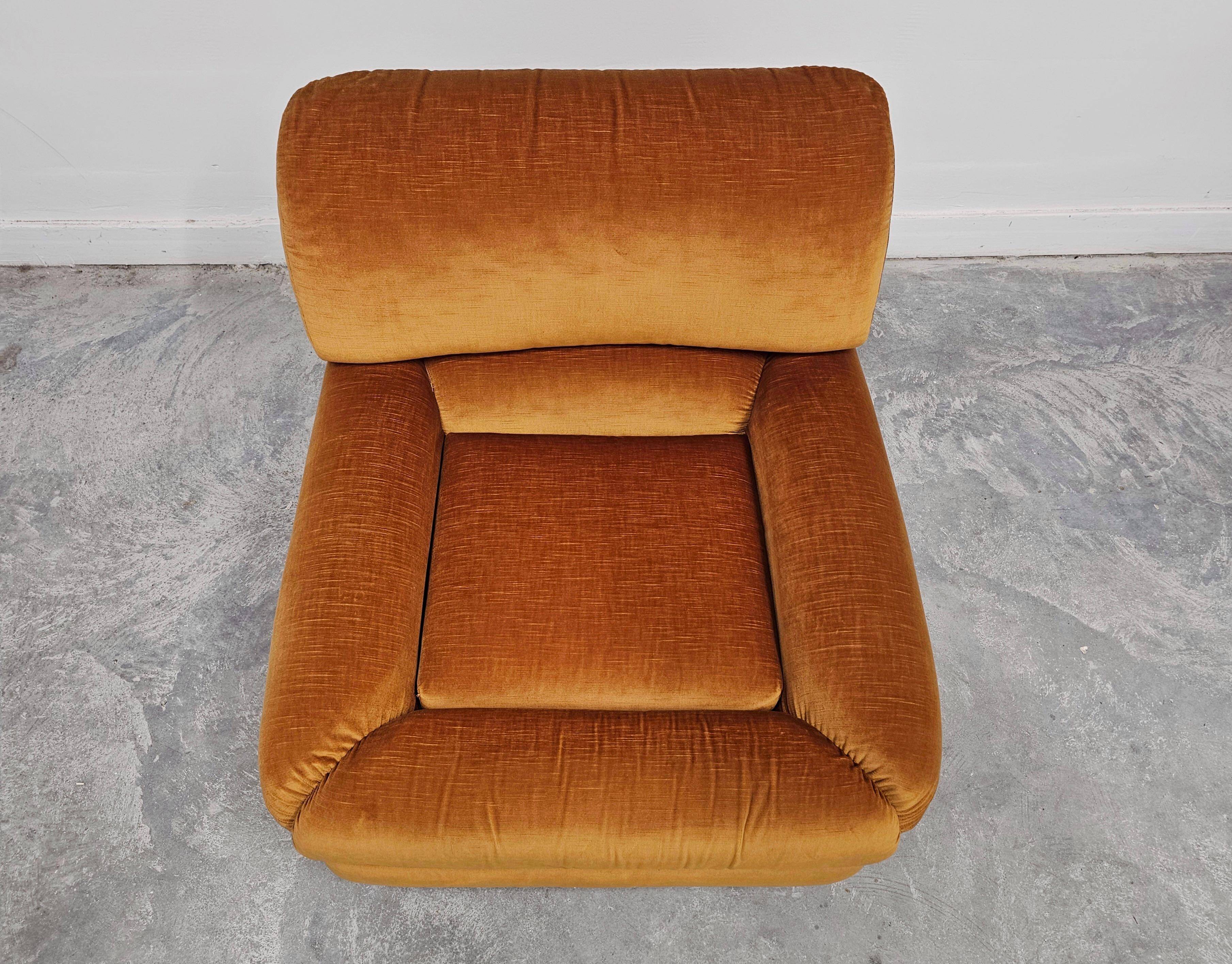 Fauteuil Mid-Century Modern en velours par Zev & Zev