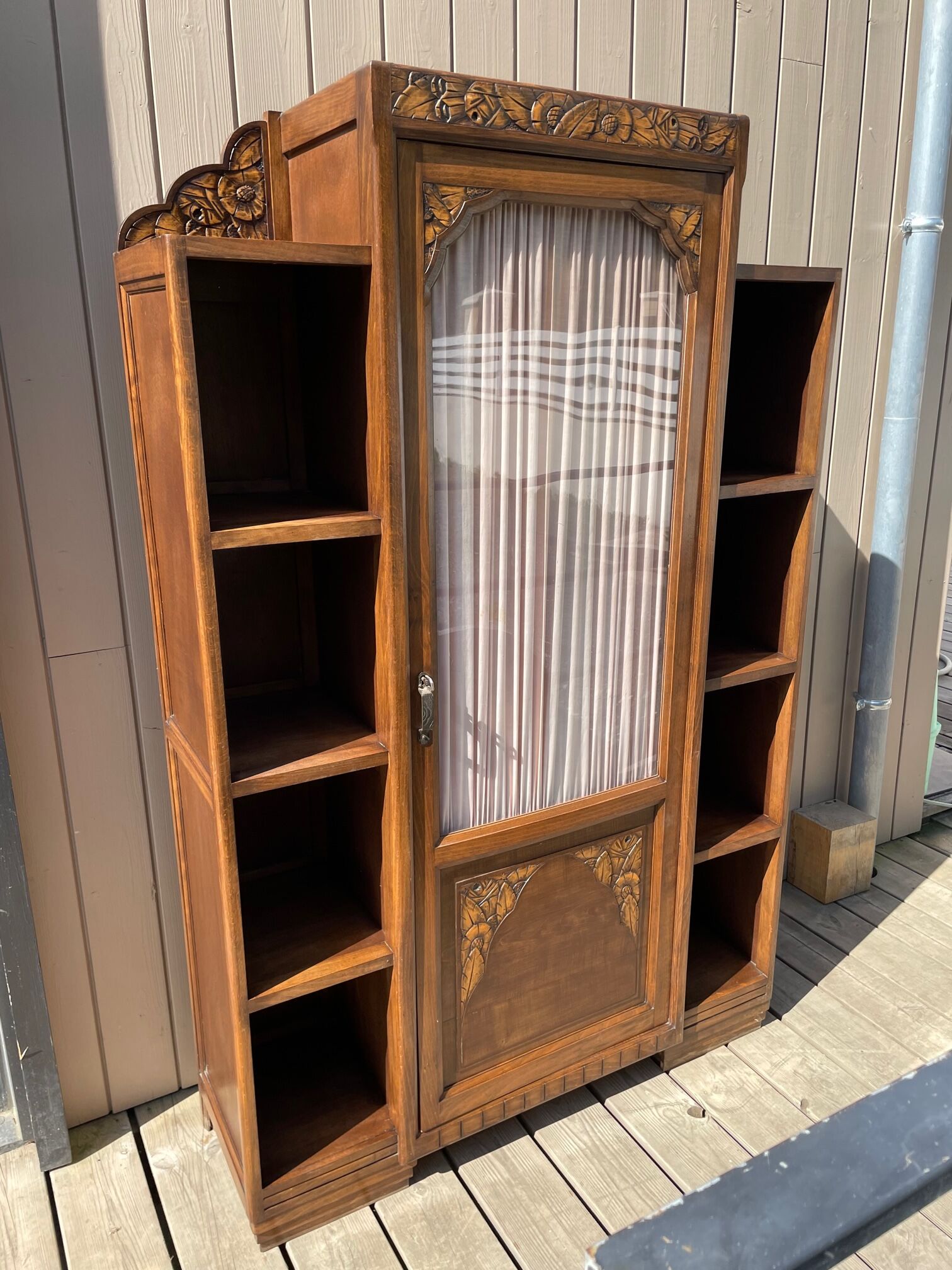 Art deco showcase