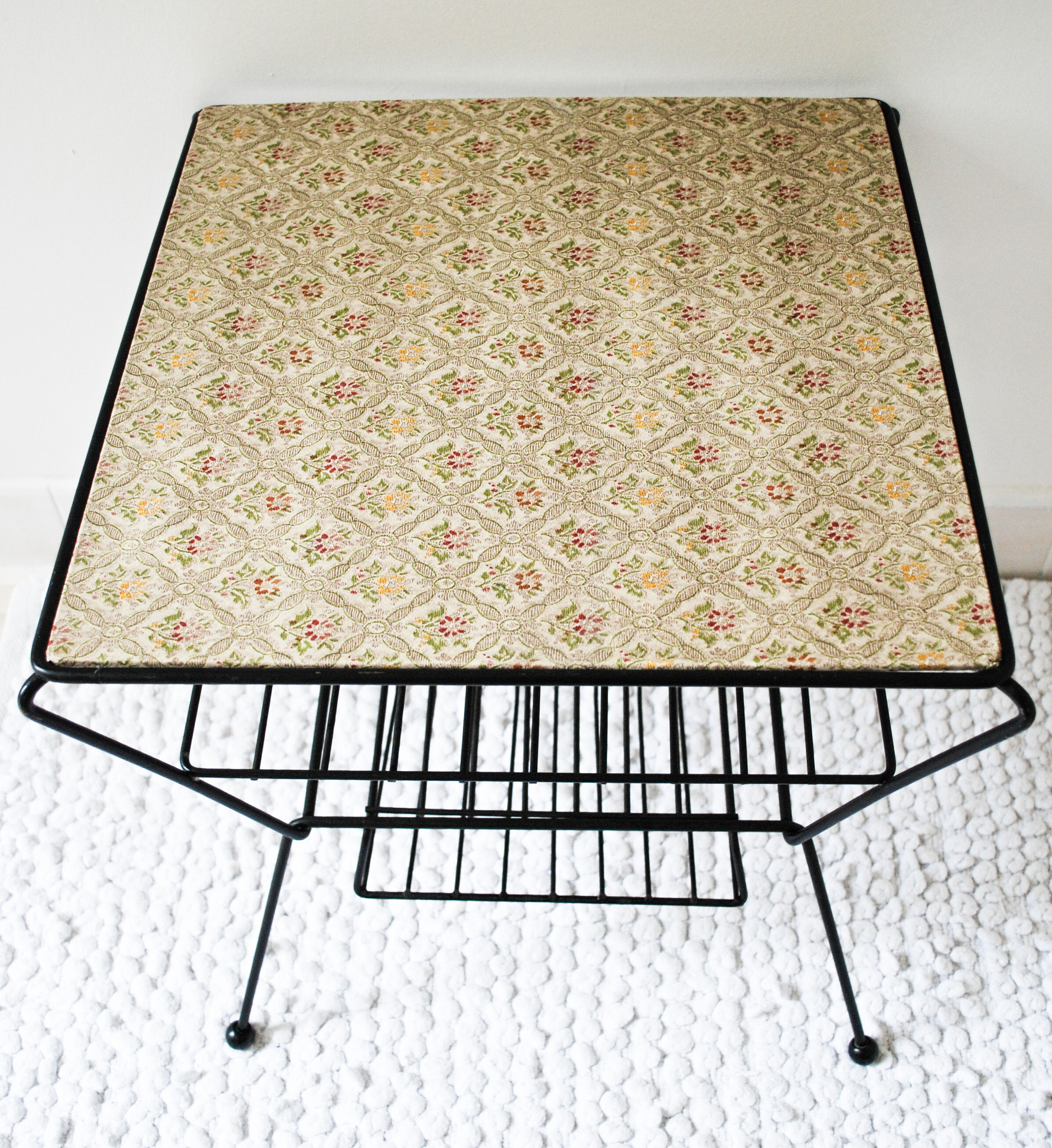 End magazine rack table