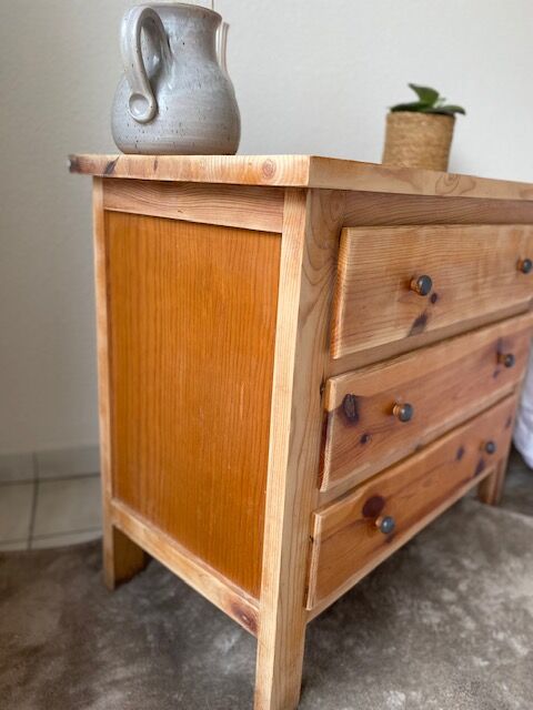 Wooden chest of drawers