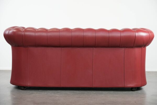 Canapé Chesterfield 2,5 places en cuir anglais de couleur rouge éclatante.