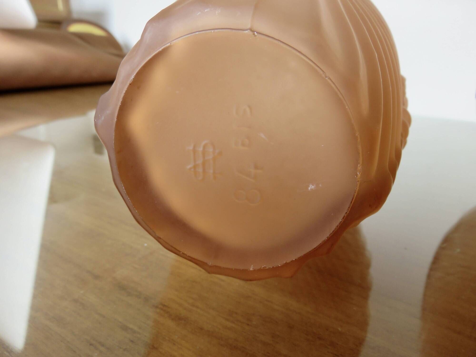 Pair of Art Deco vases in moulded pink glass, signed Souchon Neuvesel, 1940.