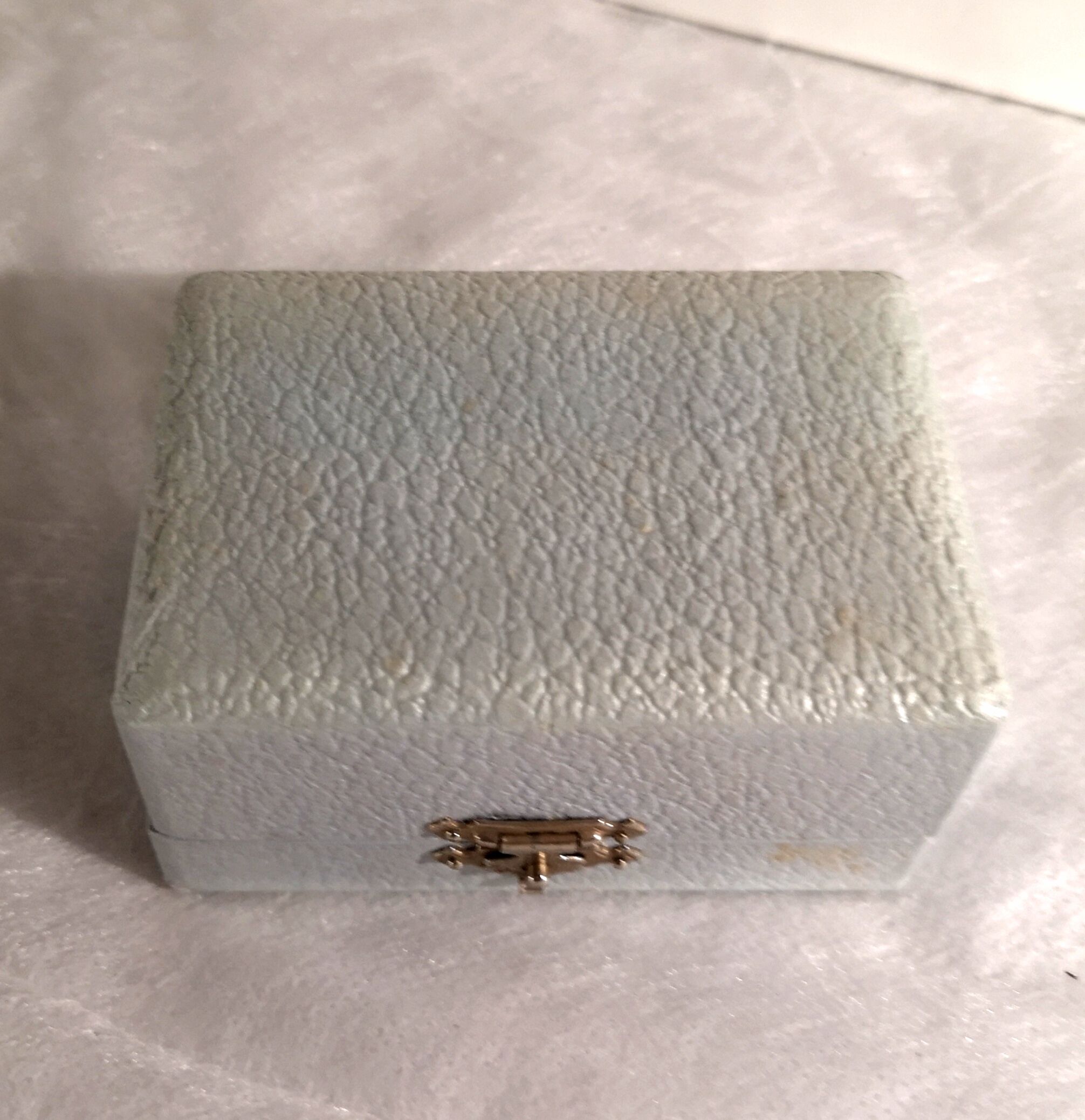 Silver metal towel round