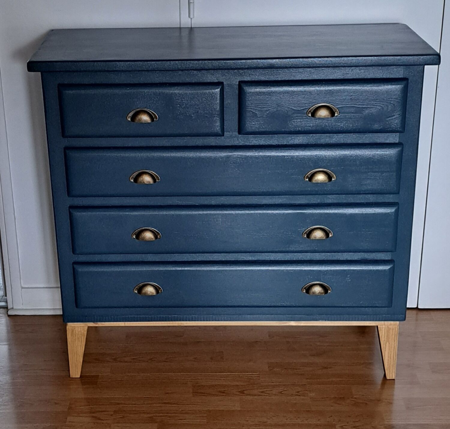 Chest of drawers in glove blue