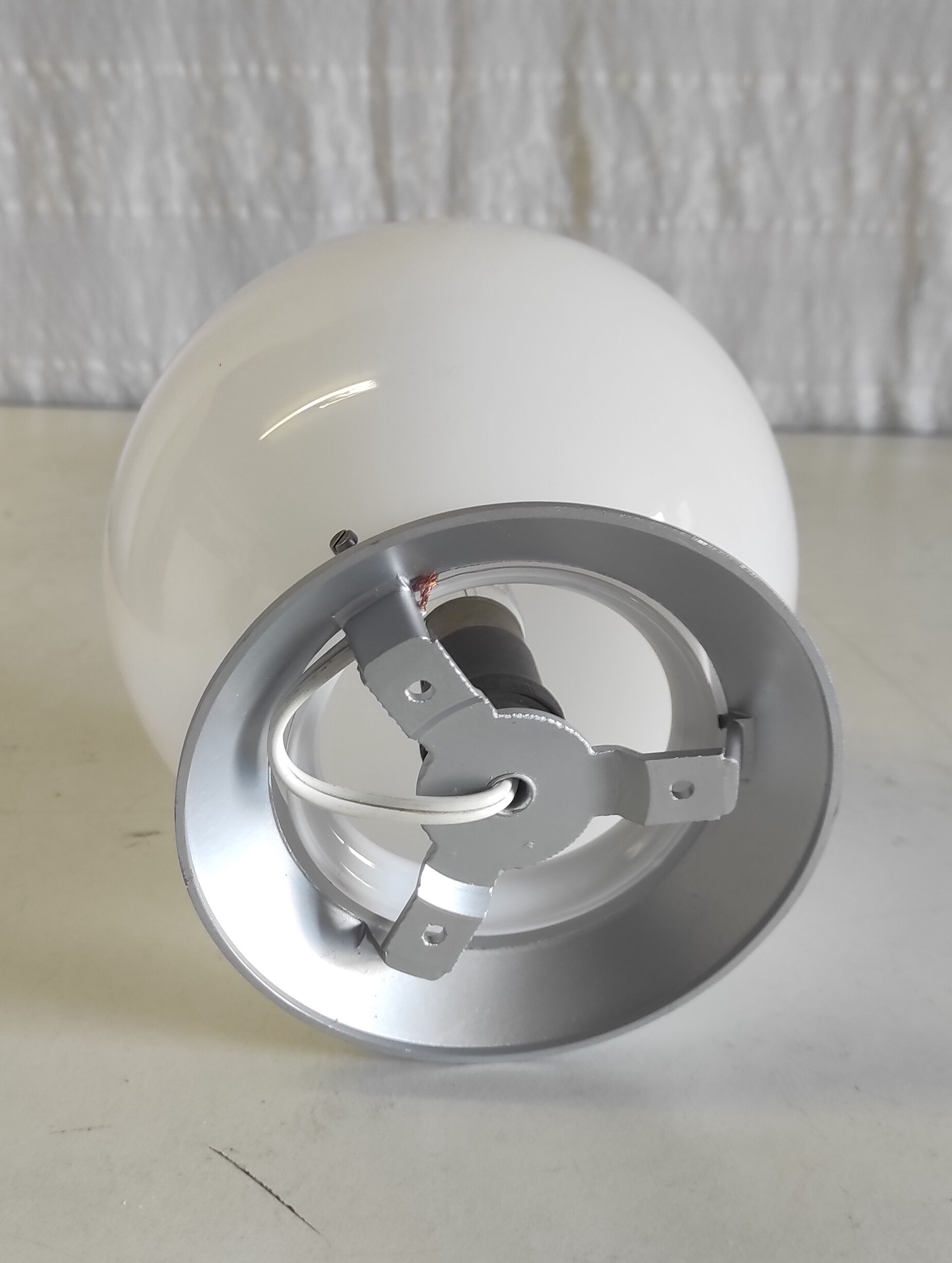 Plafonnier en bakélite et globe opaline blanc, années 50/60