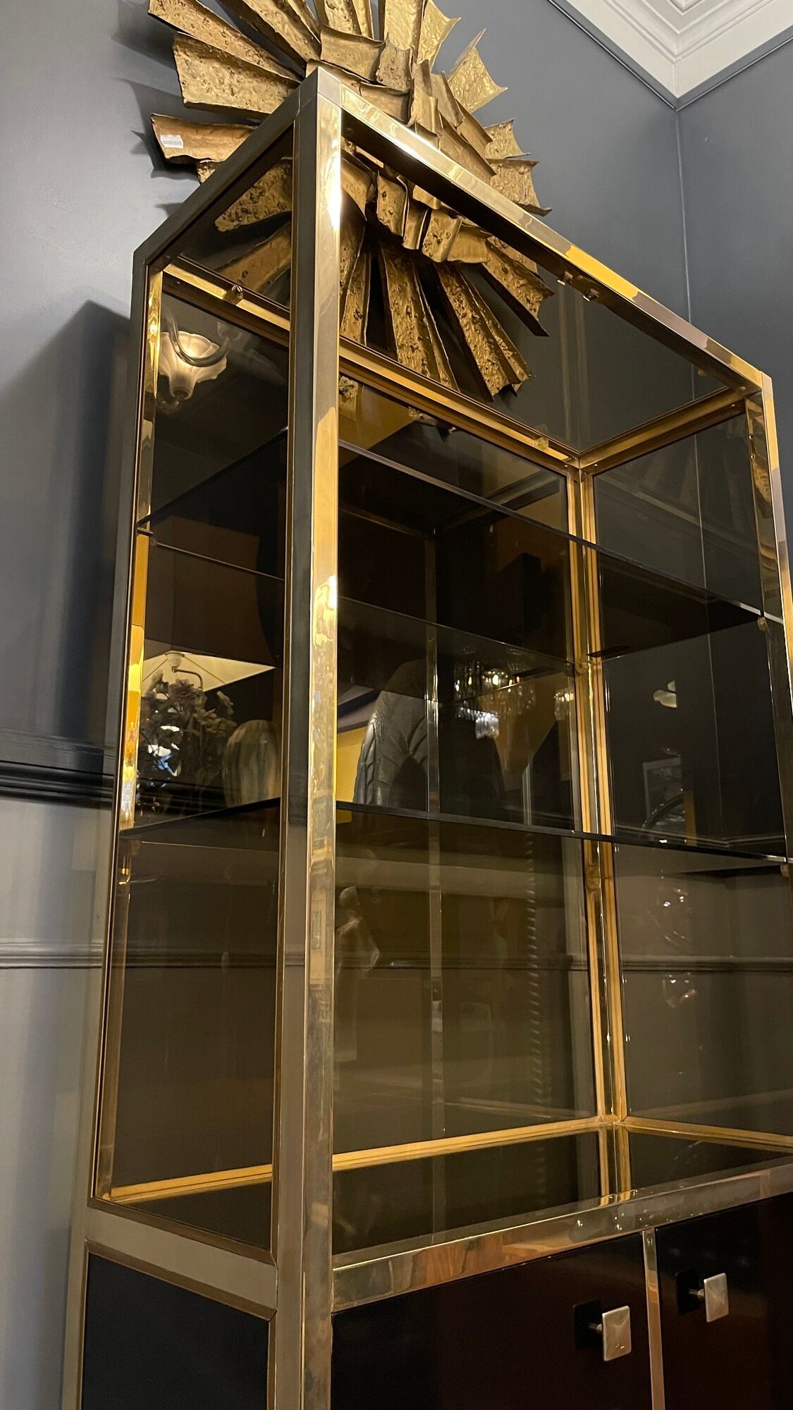 Hollywood Regency style bookcase shelf, gilded brass and black lacquered wood, 1970