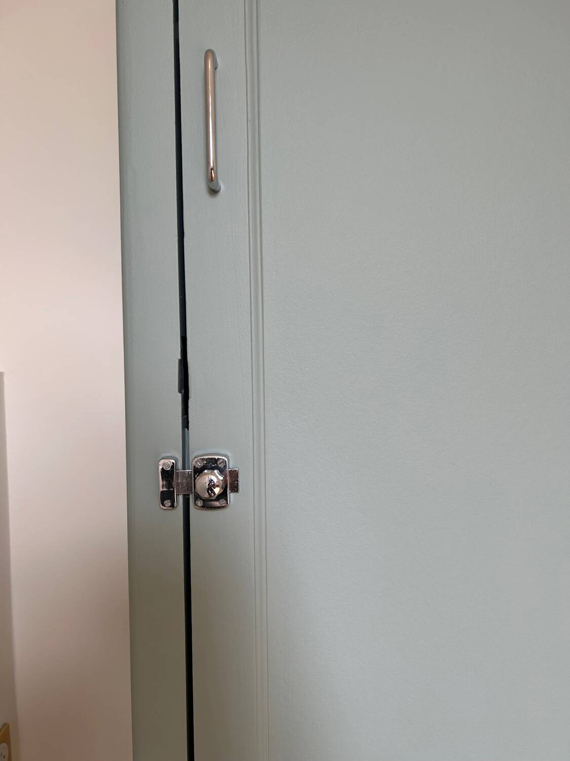 1-door wardrobe / locker room revisited in Almond (Resource)