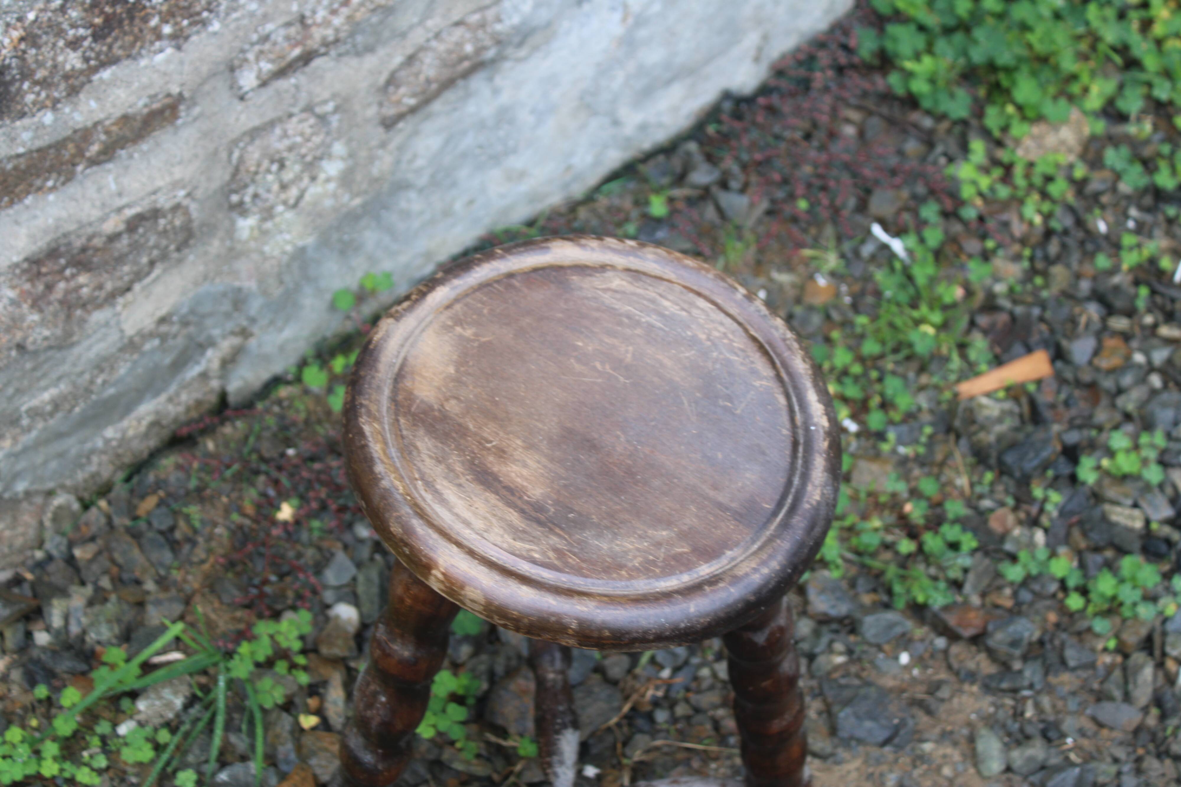 Tripod stool with bossed feet