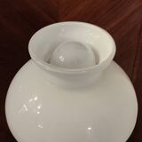Lamp in white opaline.