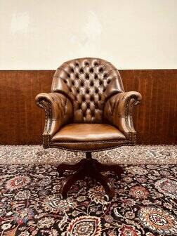 Chaise de directeur Chesterfield classique en cuir marron