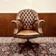 Chaise de directeur Chesterfield classique en cuir marron