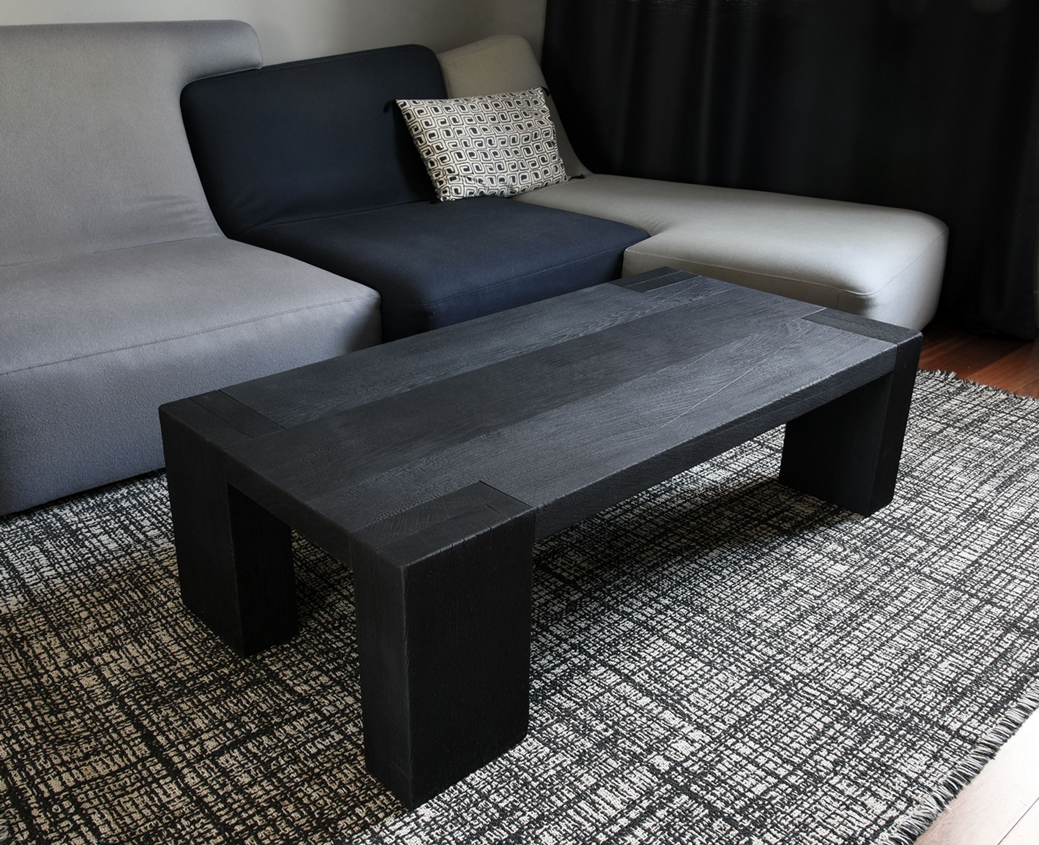 Table basse chêne massif finition bois brûlé — shou-sugi-ban