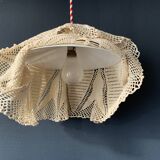 Suspension en opaline blanche et abat jour en crochet ancien fait main