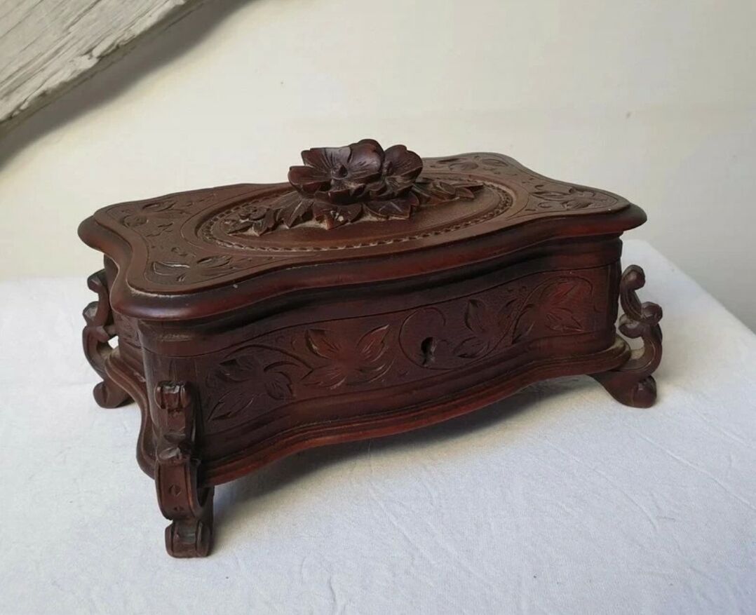Ancienne boîte à bijoux en bois de la forêt noire
