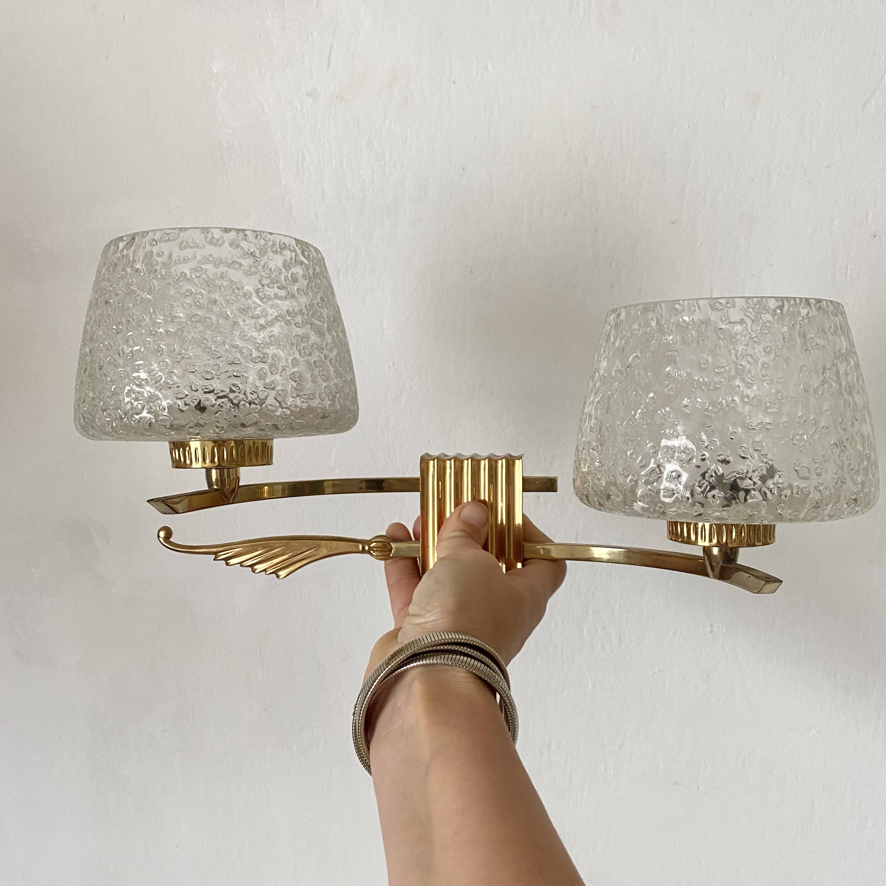 Double wall light in gold-tone metal and bubbled glass, Italian design from the 1960s