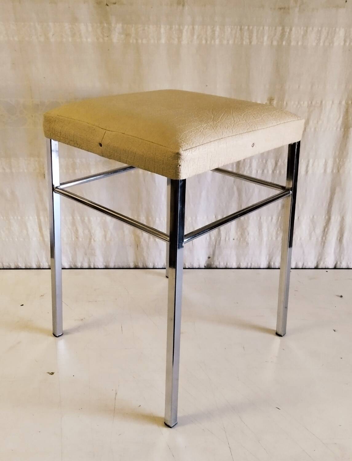 Tabouret vintage en métal chromé et similicuir blanc - mid. XXeme