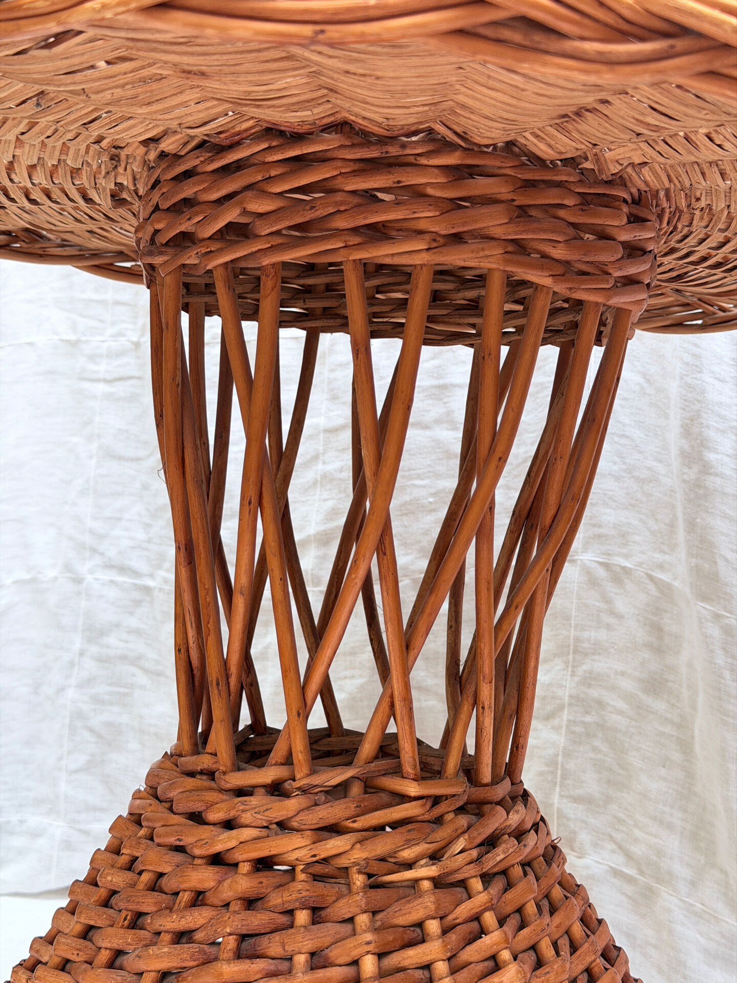 Table d’appoint artisanale vintage en osier tressé