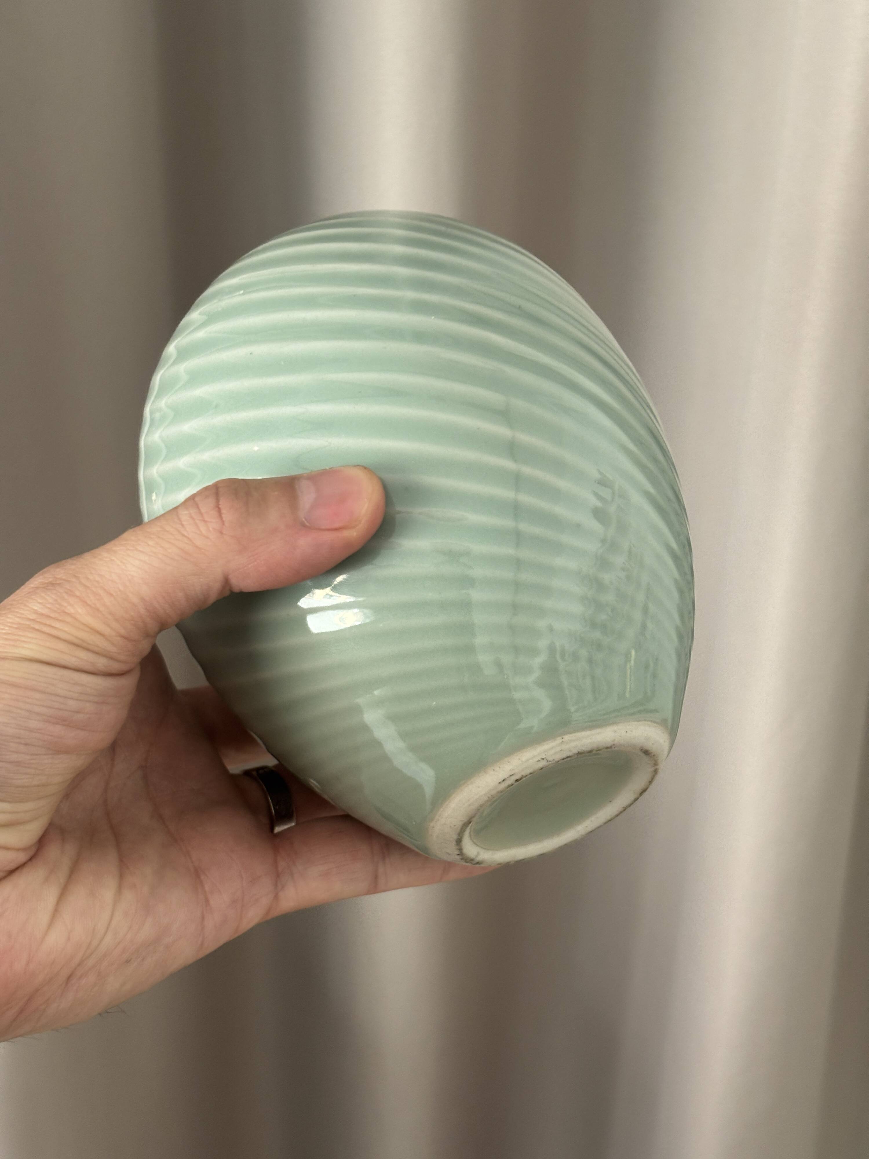 Vase en porcelaine ribbé céladon minimaliste