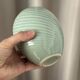 Vase en porcelaine ribbé céladon minimaliste