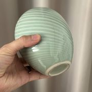 Vase en porcelaine ribbé céladon minimaliste