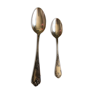 Duo of silver metal spoons