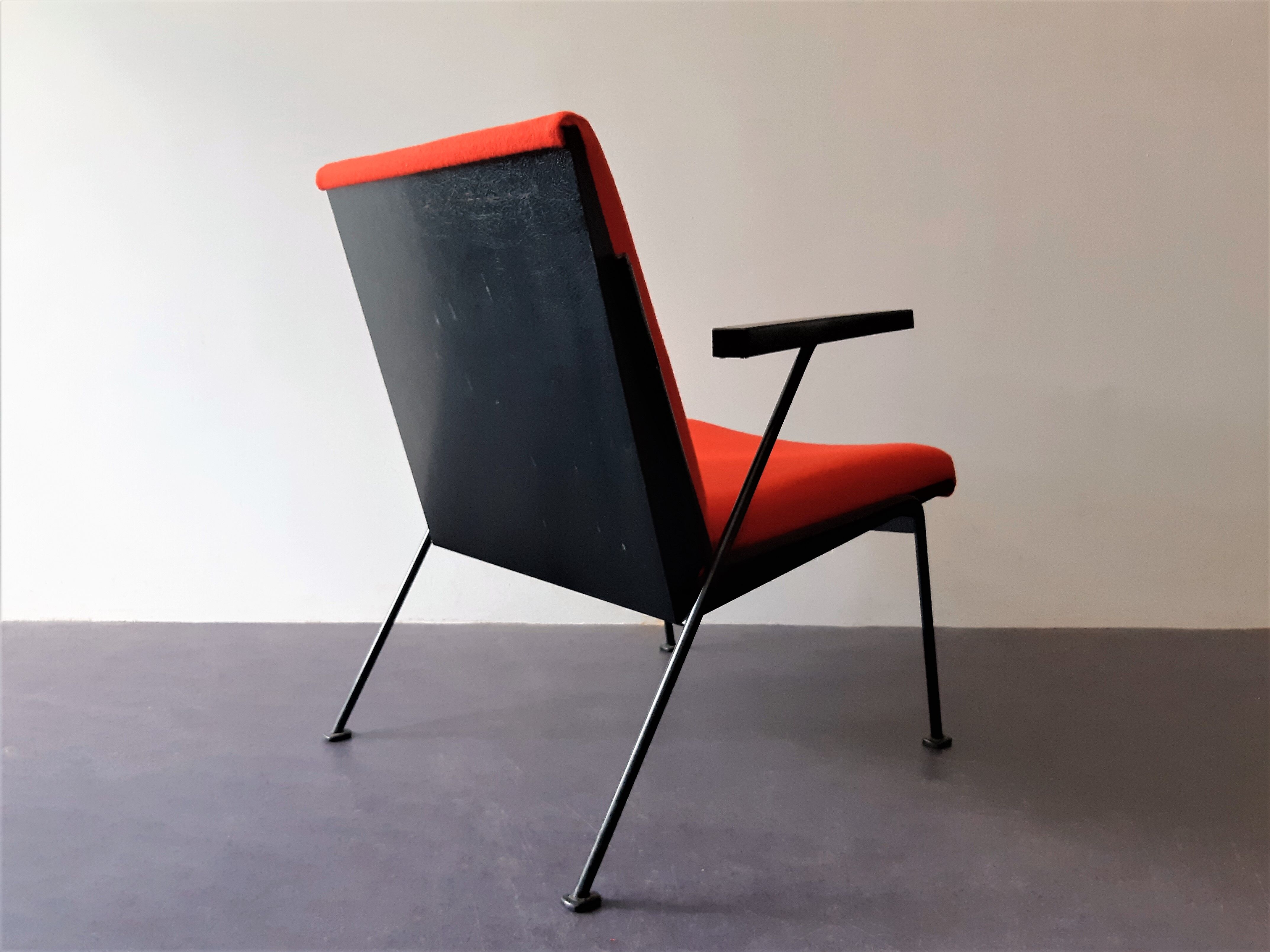 Red 'Oase' lounge chair with armrests by Wim Rietveld for Ahrend de Cirkel, 3 available