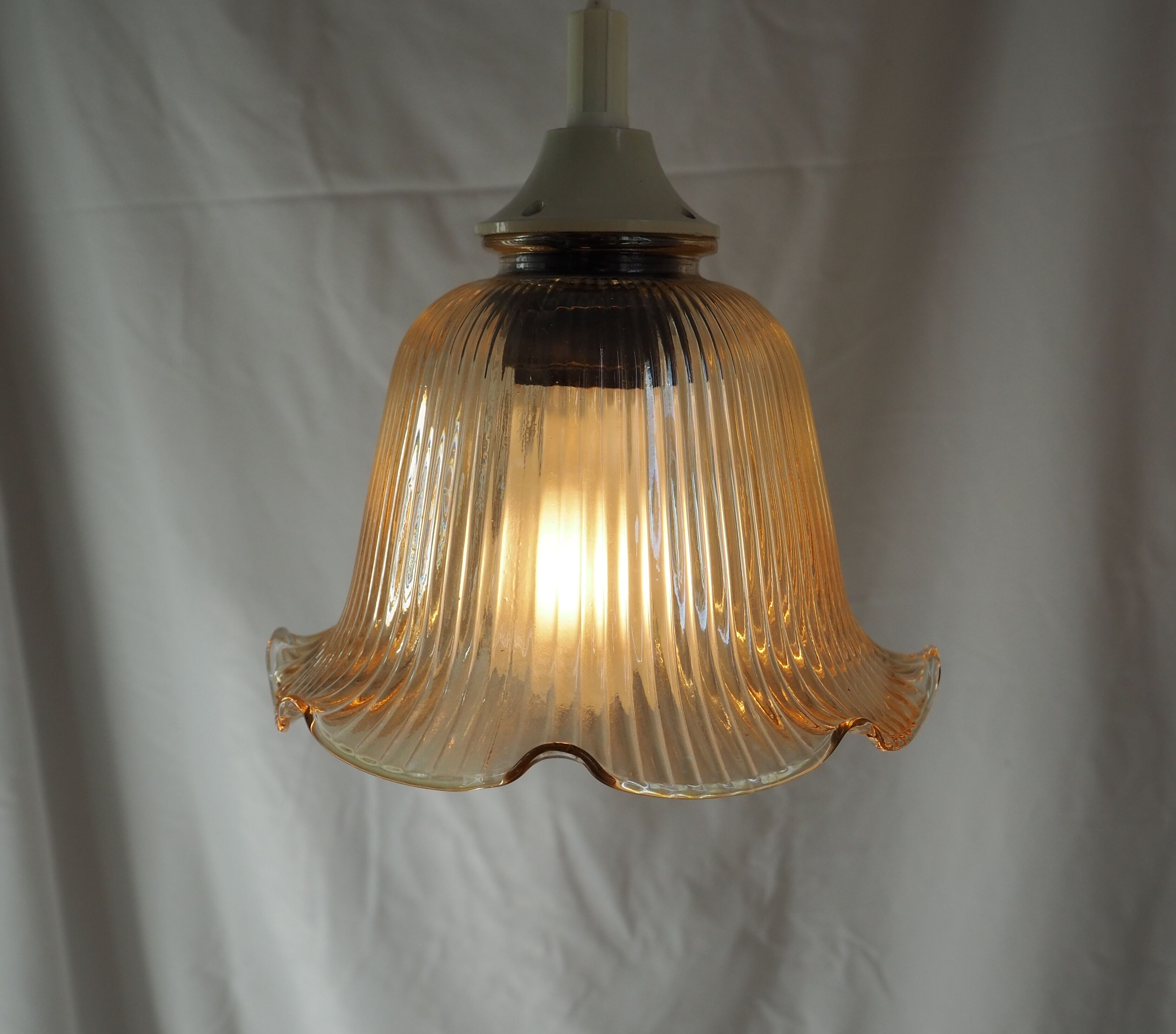 Striated tulip-shaped pendant light, in smoked glass