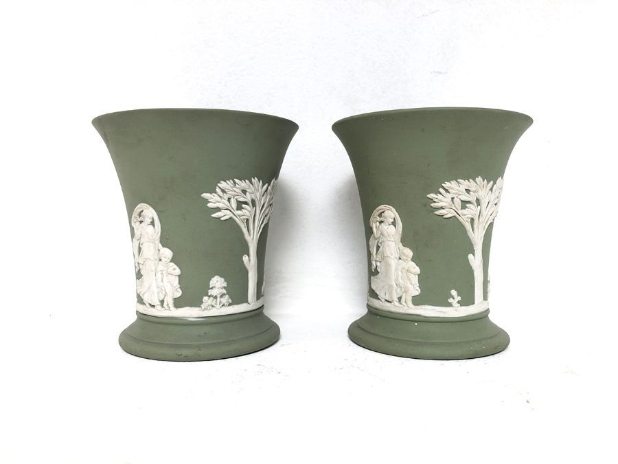 Pair of "Medici" vases in Wedgwood biscuit, 1950