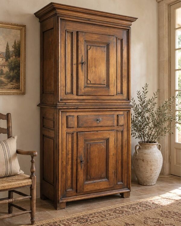 Buffet ancien deux corps en noyer 1800