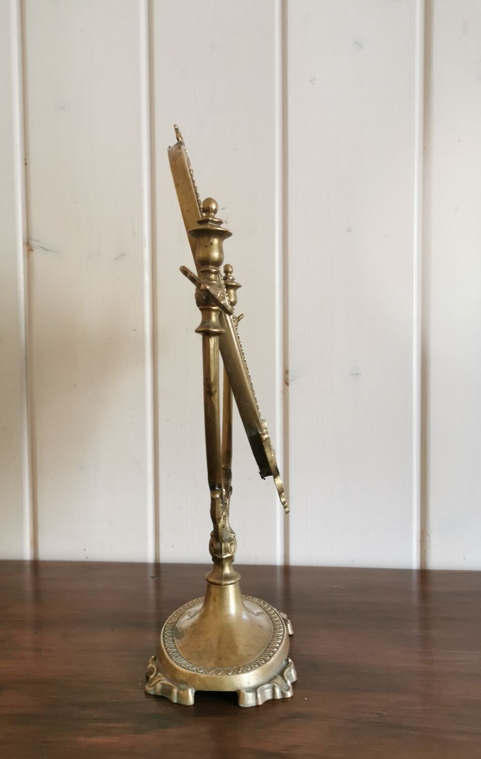 Oval mirror on psyche stand