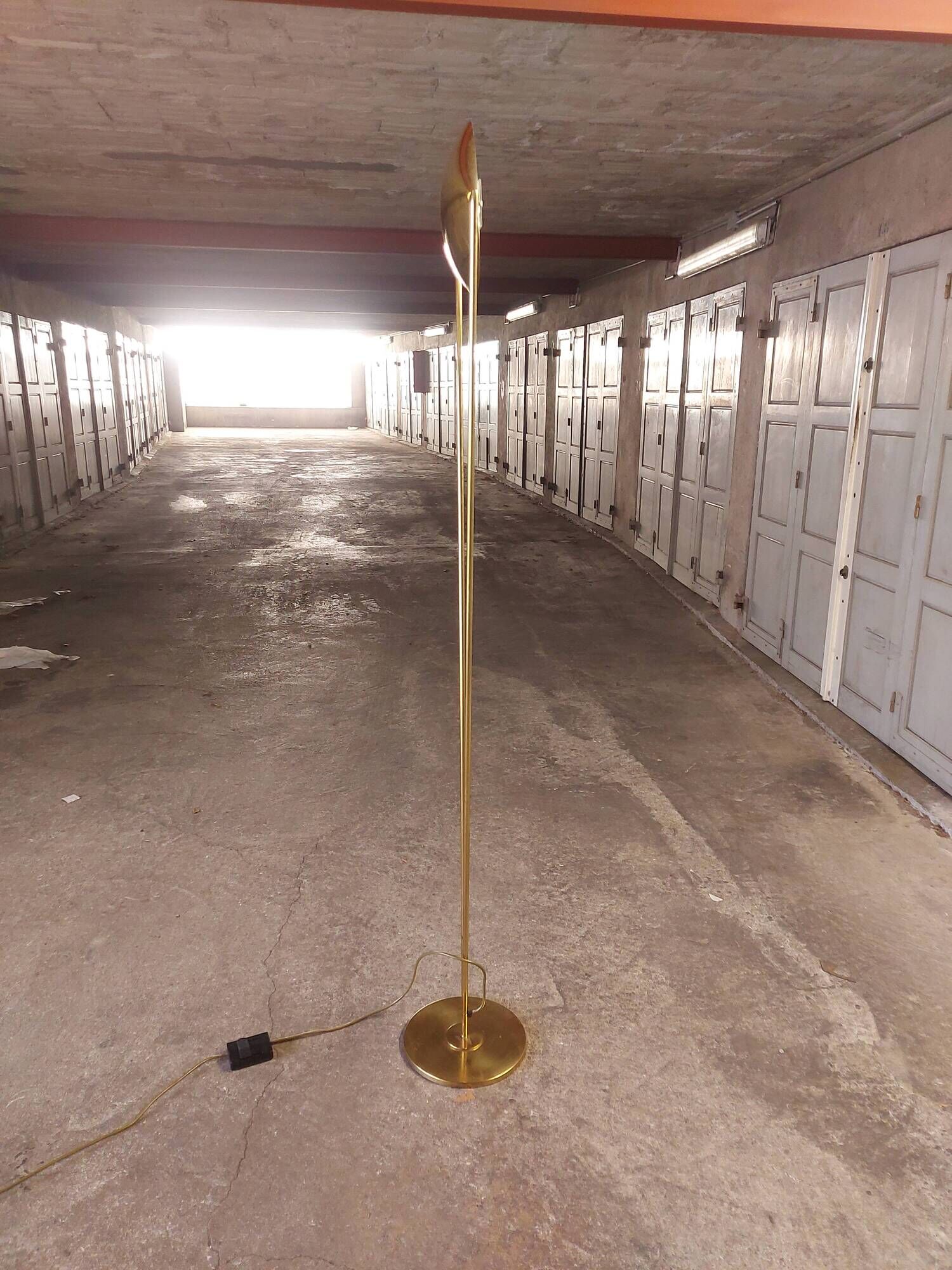 Victory brass floor lamp from the 80's, design studio Artof for Lumen