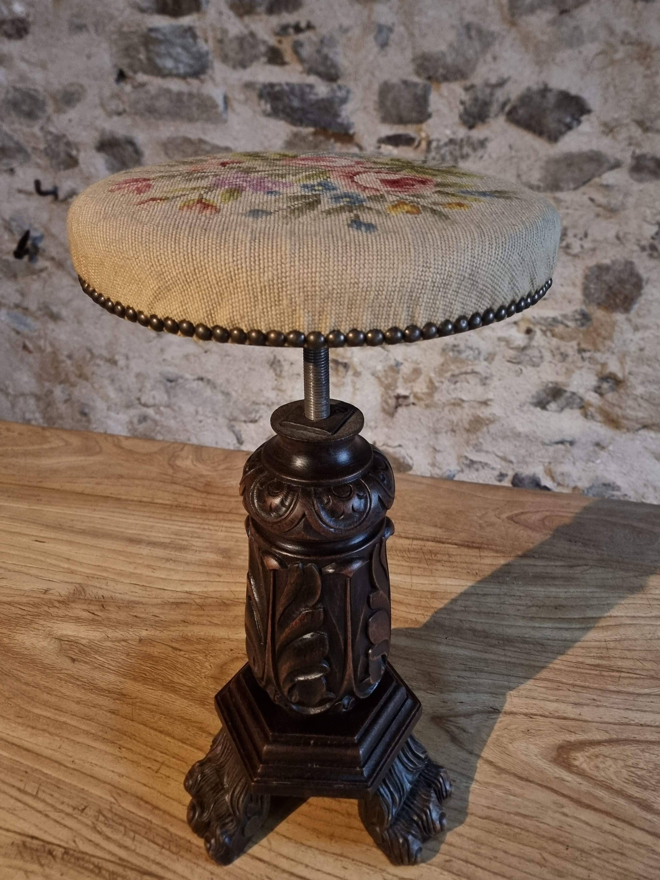 Tabouret de piano ancien en bois réglable avec base sculptée et assise en tapisserie, vers 1880–1910